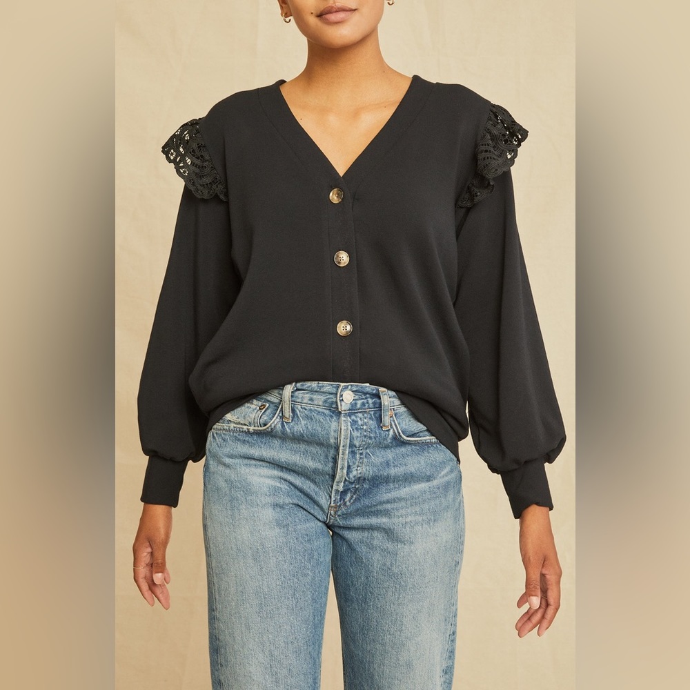 Amour Vert Selma Luxe Fleece Lace Top in black, size Small
